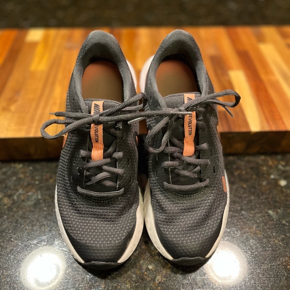 Nike Revolution running shoes size 5Y - Picture 3 of 5